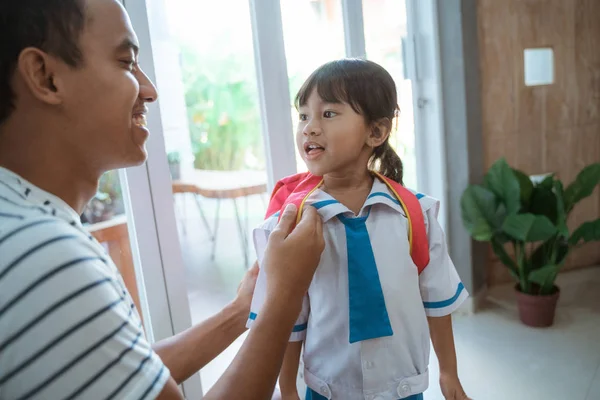 Pappa hjälpa henne småbarn barn förbereder sig för skolan på morgonen — Stockfoto