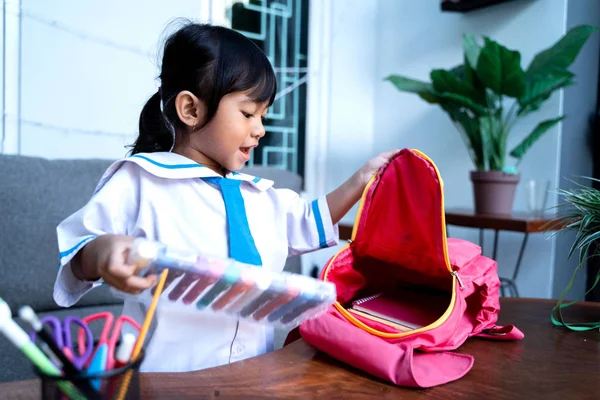 Siswa TK muda independen mempersiapkan barang-barangnya sendiri sebelum pergi ke sekolah — Stok Foto