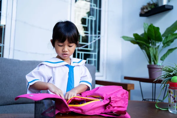 Jovem estudante independente do jardim de infância preparando suas próprias coisas antes de ir para a escola — Fotografia de Stock