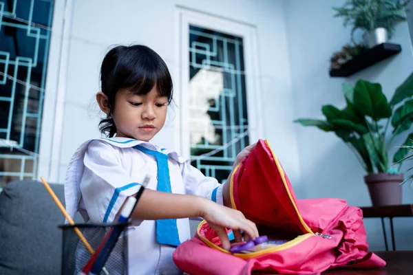 Joven estudiante independiente de kindergarten preparando sus propias cosas antes de ir a la escuela —  Fotos de Stock