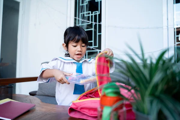 Niño feliz con uniforme escolar preparándose para la escuela —  Fotos de Stock