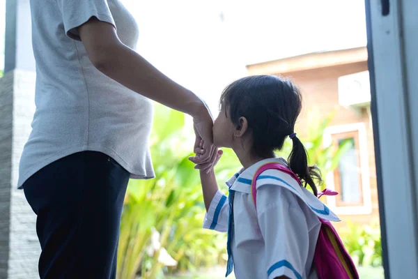 Anak mencium tangan ibunya sebelum pergi ke sekolah — Stok Foto