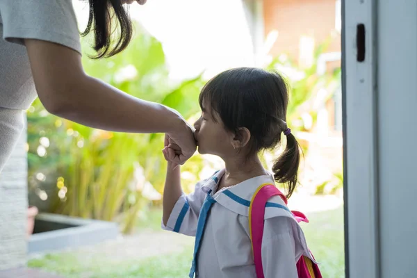 Niño beso su madre mano antes de ir a la escuela —  Fotos de Stock