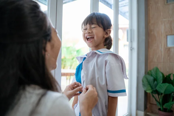 Niño pequeño preparándose para la escuela por la mañana con mamá —  Fotos de Stock