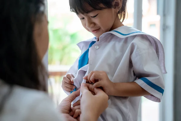 Kindergartenschülerin trägt morgens zu Hause Schuluniform — Stockfoto