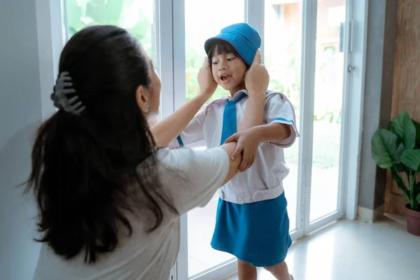 Estudiante de jardín de infantes con uniforme escolar en la mañana en casa — Foto de Stock