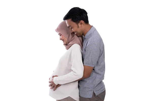 Pregnant muslim wife leaning on romantic husband — Stock Photo, Image