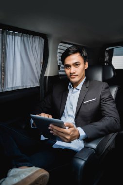 executive ofis giderken arabada tablet kullanma