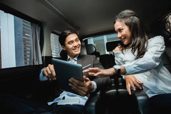 Young business people meeting in the car — Stock Photo, Image
