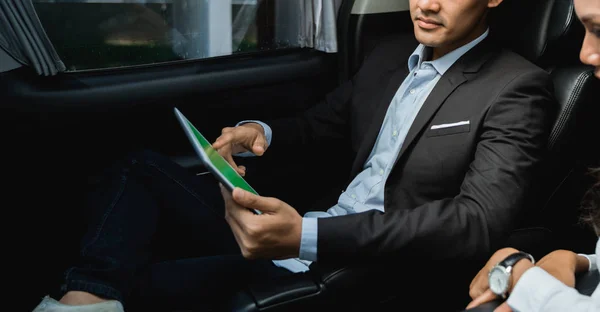 Empresário com tablet sentado no banco do passageiro — Fotografia de Stock