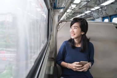 cep telefonu ile tren gezisi veya tramvay zevk kadın