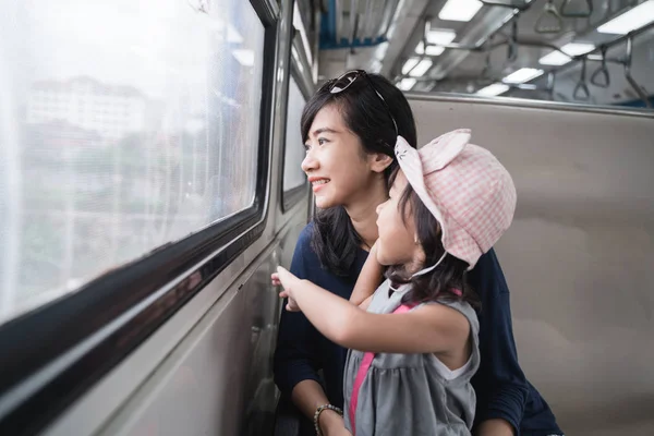 Anya és lánya vonaton együtt — Stock Fotó