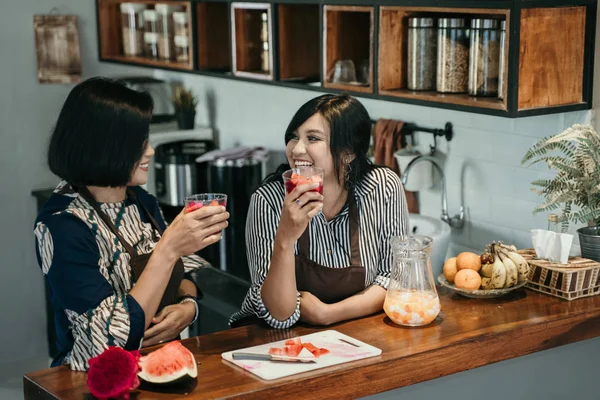 Dois mulher asiática desfrutar de bebida doce na cozinha — Fotografia de Stock