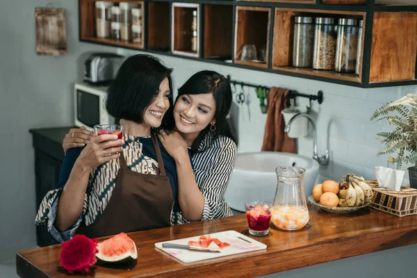 Dois mulher asiática cozinhar na cozinha — Fotografia de Stock