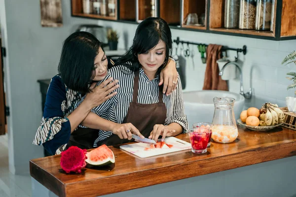 Две азиатки готовят на кухне — стоковое фото