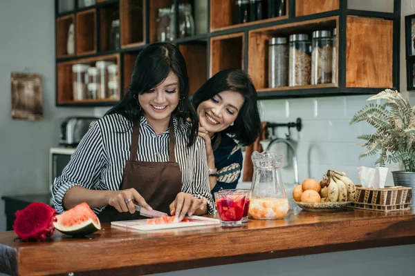 Mulher fazer bebida doce de frutas — Fotografia de Stock