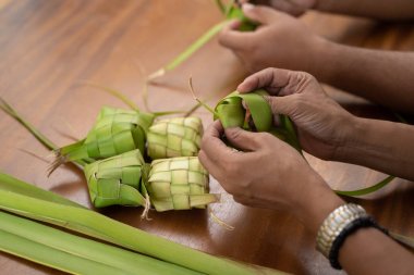 İki peçeli kadın ketupat dokuma sarıcı yapmak