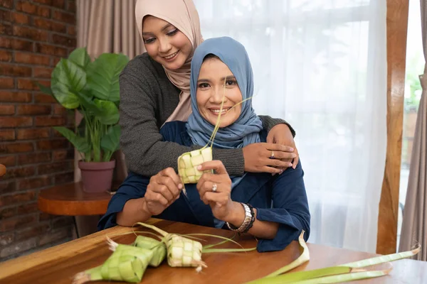 Ibu membuat tradisional membungkus ketupat makanan dengan putri — Stok Foto