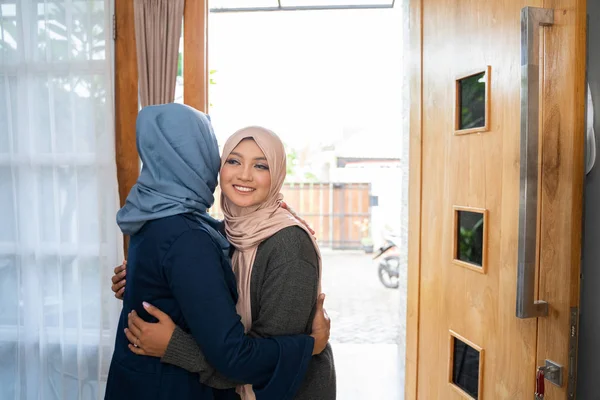 Dotter och mor omfamnade när hennes dotter återvände hem — Stockfoto