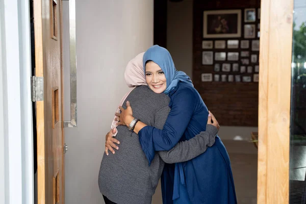 Dotter och mamma hälsar varandra be om ursäkt — Stockfoto