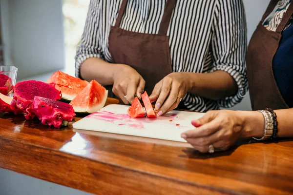 Deux asiatique femme cuisine dans la cuisine — Photo