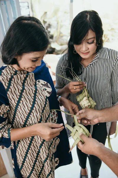 Ibu dan anak belajar bagaimana membuat pembungkus anyaman ketupat — Stok Foto