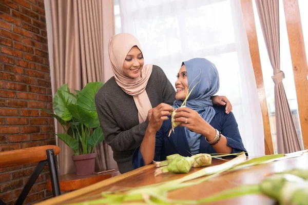 Women make traditional ketupat food for Eid celebrations at home — Stock Photo, Image
