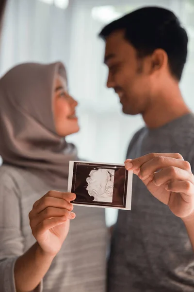 Muslimisches Paar mit Ultraschallbildern an den Händen — Stockfoto