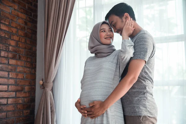 Muslimsk gravid kvinna med sin man — Stockfoto