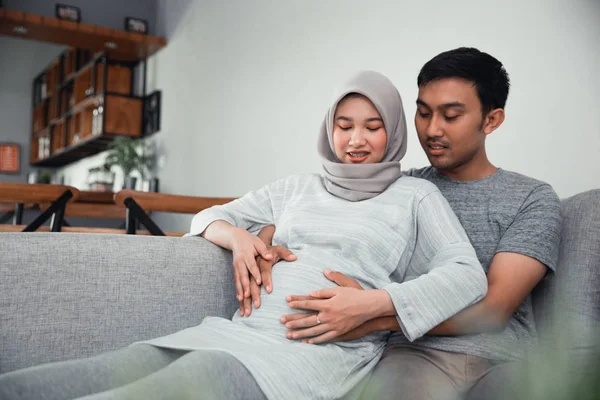 Paare halten Hand am Schwangerschaftsbauch — Stockfoto