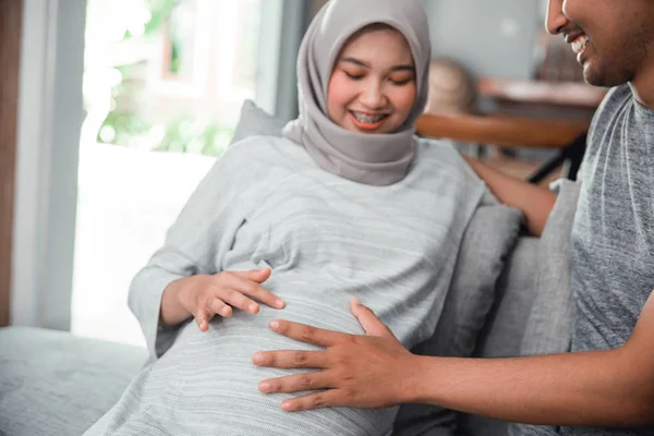 Casais mão segurar na barriga grávida — Fotografia de Stock