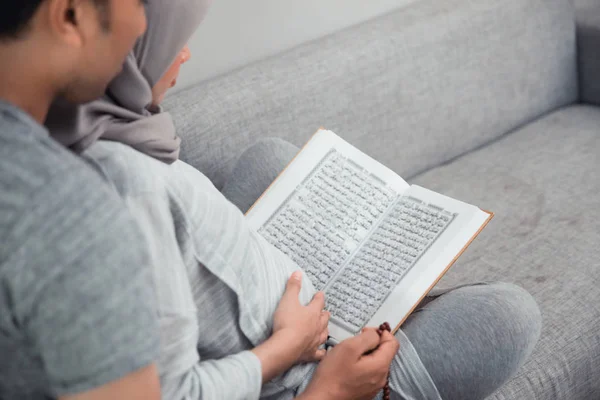 아내와 남편은 qoran을 읽는 방법을 배운다. — 스톡 사진