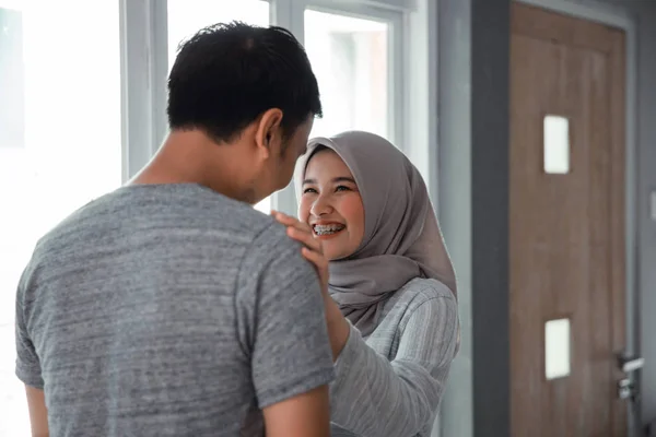 Suami romantis dan istri muslim tatap muka satu sama lain — Stok Foto