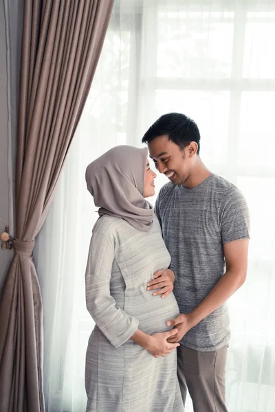 Pregnancy muslim woman with husband — Stock Photo, Image