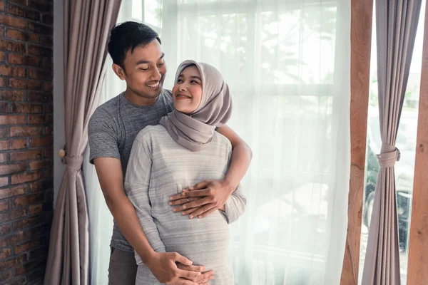 Pregnancy muslim woman with husband — Stock Photo, Image