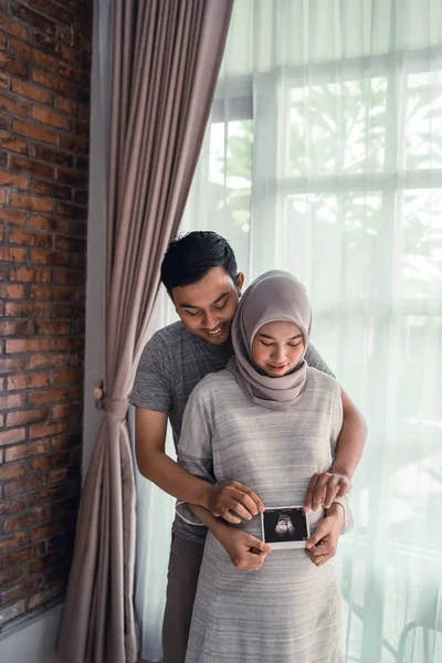 Ultraschallbild Paar auf Schwangerschaftsbauch — Stockfoto