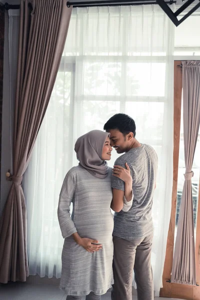 Pregnancy muslim woman with husband — Stock Photo, Image