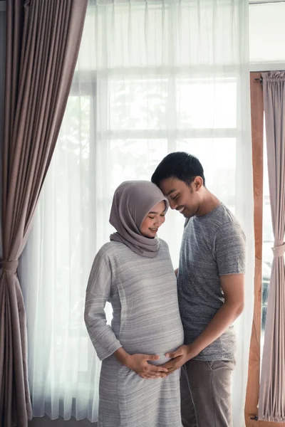 Pregnancy muslim woman with husband — Stock Photo, Image