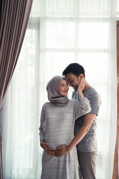 Беременность мусульманская женщина с мужем — стоковое фото