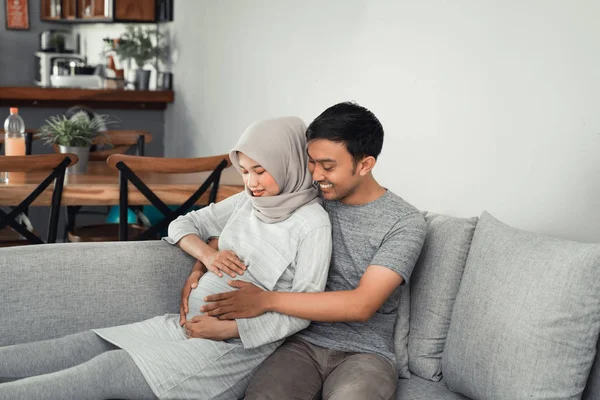Musulmana embarazada con su marido sentado — Foto de Stock
