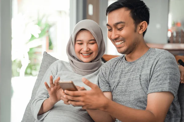 Manželka těhotný a manžel používající smartphone — Stock fotografie
