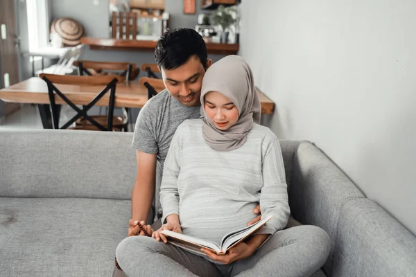 Épouse et mari apprennent à lire le Coran — Photo