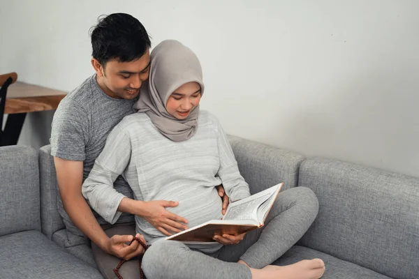 Frau und Mann lernen Koran lesen — Stockfoto