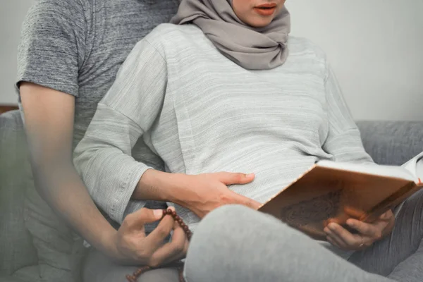 Couple pregnant read quran — Stock Photo, Image