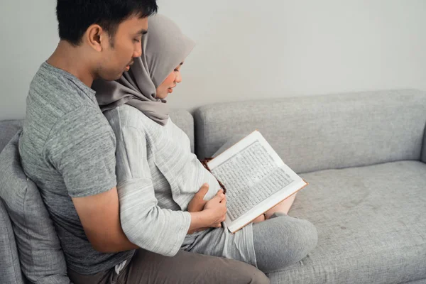 Couple pregnant read quran — Stock Photo, Image
