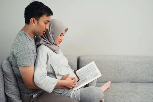 Istri dan suami belajar bagaimana membaca qoran — Stok Foto
