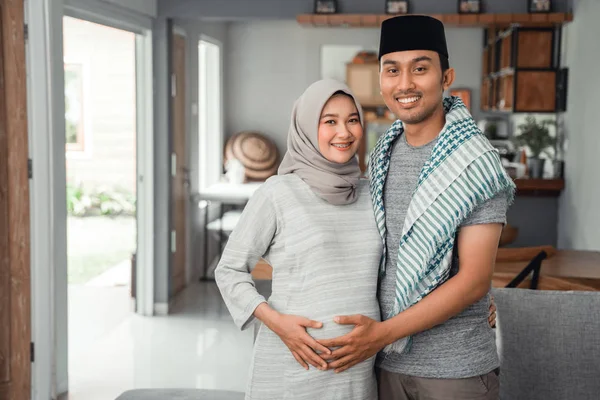 Muslim pasangan ketika istri hamil — Stok Foto