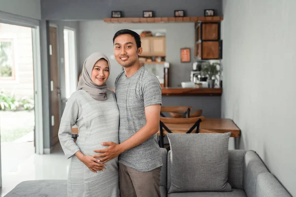 Muslim wanita hamil dengan suaminya — Stok Foto