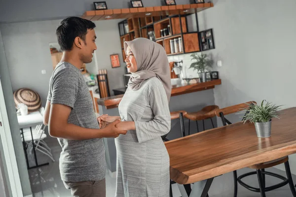 Romantische Mann und Frau muslimischen Angesicht zu Angesicht — Stockfoto