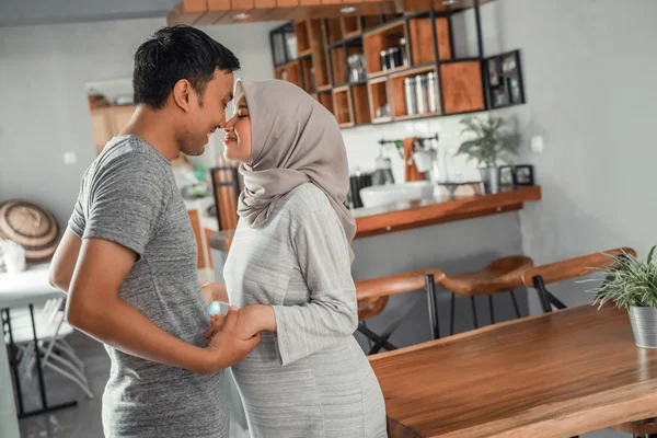 Mann und Frau muslimisch küssen sich — Stockfoto